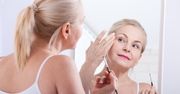 Ten makijaż ukryje zmarszczki i odmłodzi twarz. Idealny dla dojrzałych kobiet