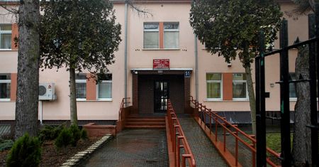 "Wychowawczyni położyła się na dziecku i przyduszała je". Kolejne zawiadomienie o nieprawidłowościach w pogotowiu opiekuńczym