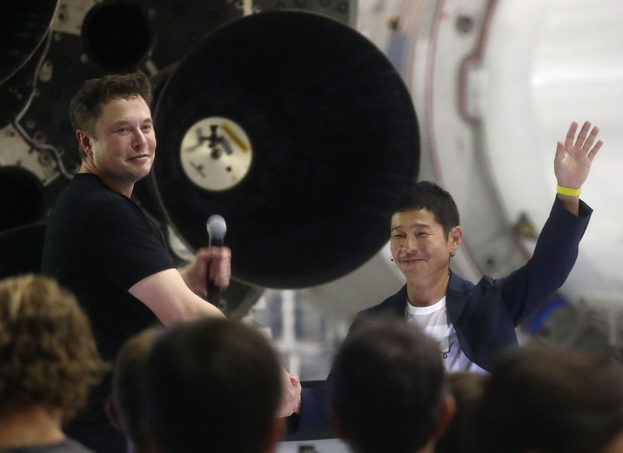 Elon Musk i SpaceX zorganizują mu lot w kosmos. On szuka partnerki do tej podróży