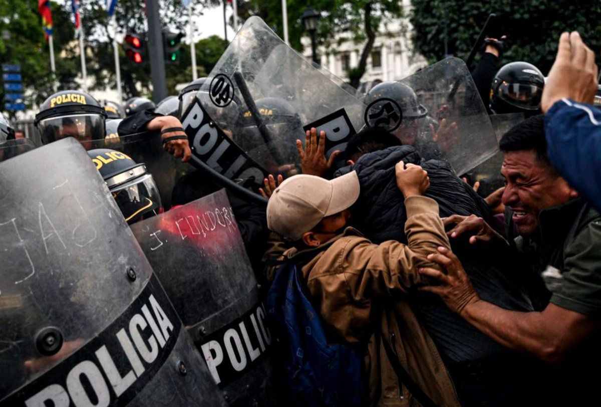 Peru: Protestujący ścierają się z policją podczas masowego protestu antyrządowego w Limie