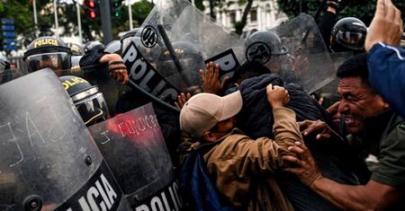Peru: Protestujący ścierają się z policją podczas masowego protestu antyrządowego w Limie