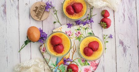 Idealny deser na lato – crème brûlée z truskawkami