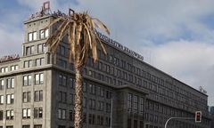 Palma na rondzie de Gaulle'a jest w opłakanym stanie. Co się stało?