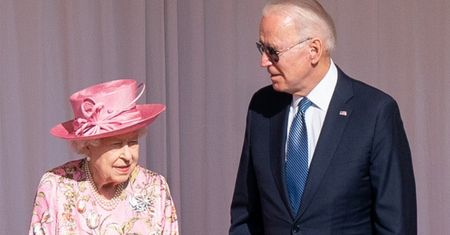 Joe Biden pokazał brak manier na spotkaniu z królową Elżbietą II. Zaczęło się niefortunnie, a później było tylko gorzej