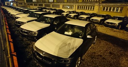 Pierwsze dostawy nowych nieoznakowanych radiowozów. Szybkie BMW 330i już czekają na odbiór policji
