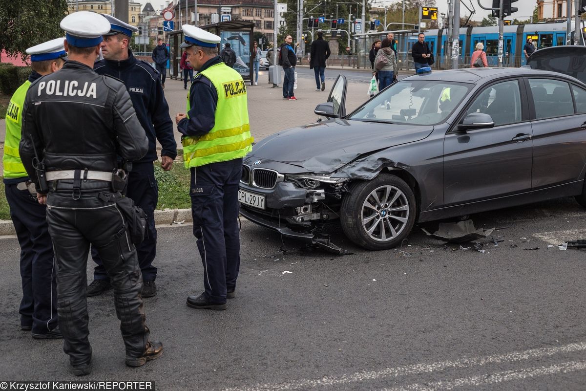Nieoznakowane BMW zderzyło się z autem we Wrocławiu. Cztery osoby w szpitalu