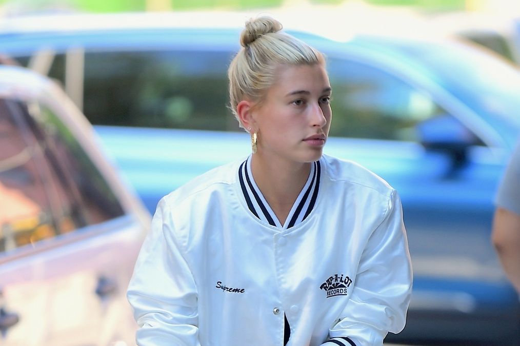 Hailey Bieber wyznacza trendy. Zobacz jedną z jej najmodniejszych stylizacji sezonu