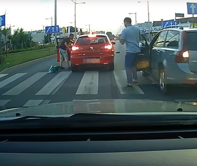 Ustępowanie pieszym stojącym przed przejściem: grzeczność czy śmiertelne zagrożenie?