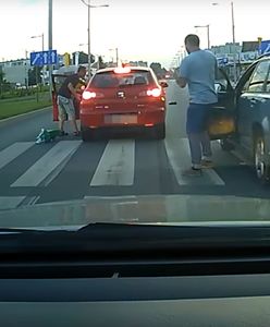 Ustępowanie pieszym stojącym przed przejściem: grzeczność czy śmiertelne zagrożenie?