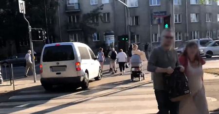 Wpadka urzędnika. Świadek nagrał jego chodnikowe manewry