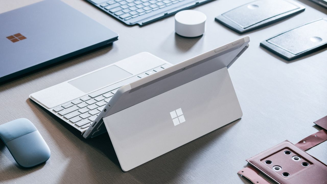 Tablet Microsoft Surface Go - mniejszy, lżejszy, tańszy