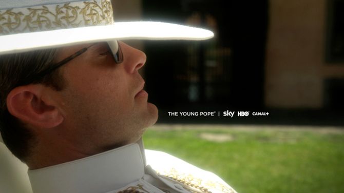 ''The Young Pope'': Jude Law jest młodym papieżem, który nie negocjuje