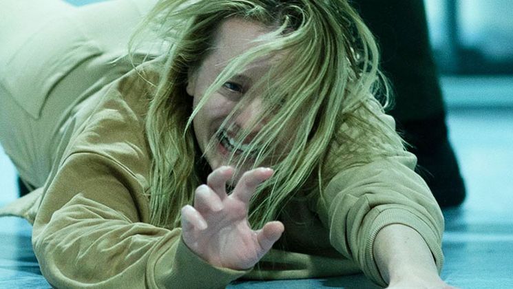 Elisabeth jako kobieta walcząca z niewidzialnym psychopatą