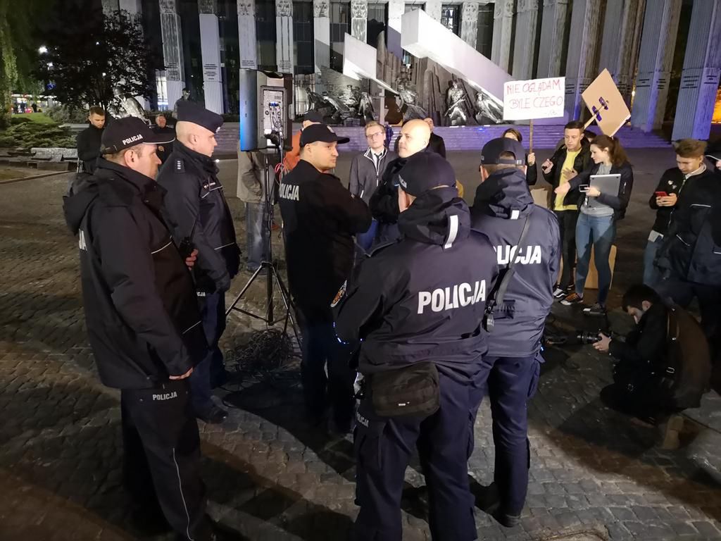 Warszawa. Policja zablokowała projekcję dokumentu "Tylko nie mów nikomu" 