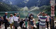 "Morskie Oko to śmietnik, a pstrągi dokarmiane są kanapkami". Turyści zachowują się w Tatrach koszmarnie