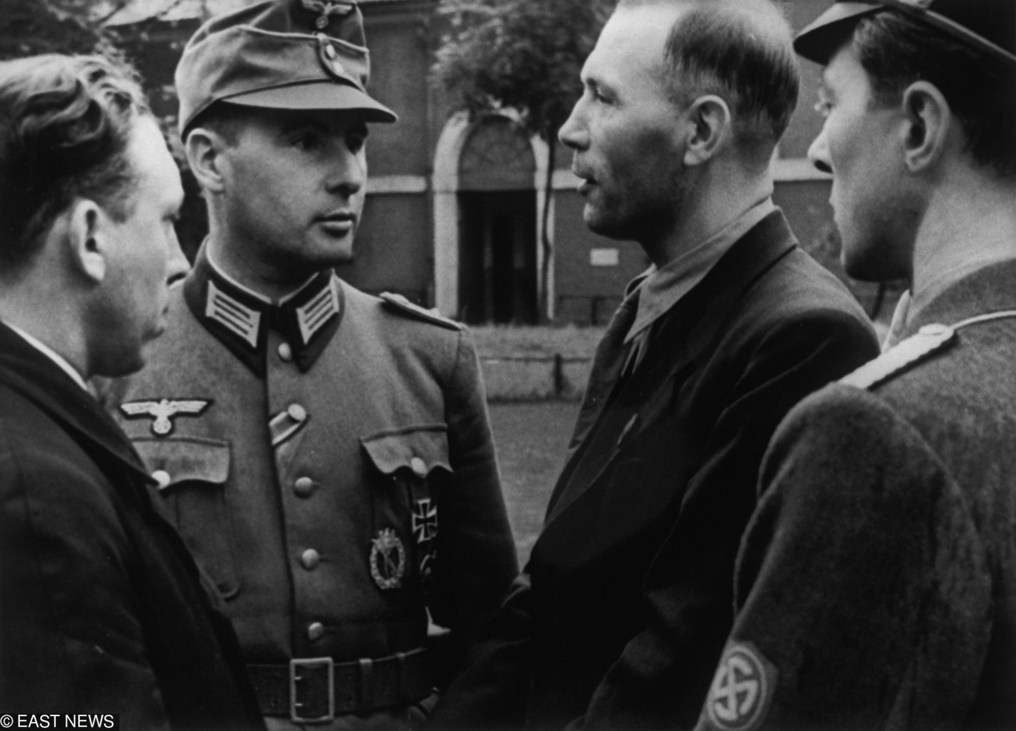 Leon Degrelle w nazistowskim mundurze (drugi z lewej)