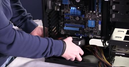 PC Building Simulator to gra o, tutaj zaskoczenie, składaniu pecetów