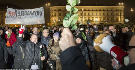 Przepychanki podczas miesięcznicy smoleńskiej. Obywatele RP starli się z policją