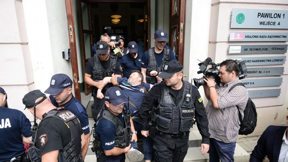 Policjanci wynoszą działaczy ORP z budynku SGGW