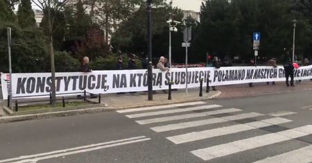 Obywatele RP czekali przed Sejmem na nowych posłów i posłanki