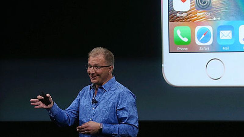 Greg Joswiak podczas prezentacji iPhone SE