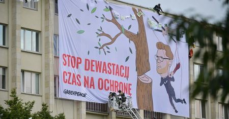 Protest Greenpeace na gmachu Ministerstwa Środowiska