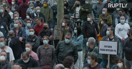 Spalono trumny z podobiznami dyrektorów. Protest przeciwko zamknięciu fabryki Nissana w Barcelonie