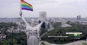 Tęczowa flaga na pomniku Matka Ojczyzna w Kijowie. Alternatywa dla odwołanej parady równości