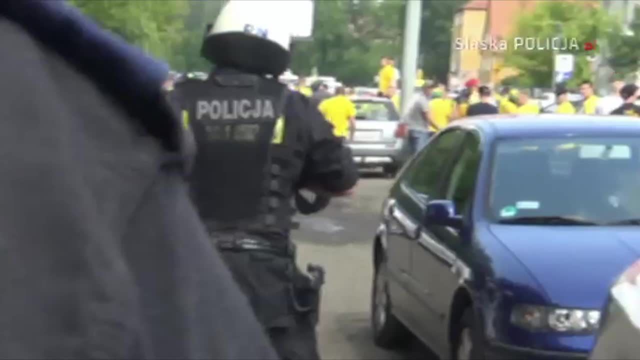 Kibolska zadyma udaremniona w Katowicach. Policjanci użyli gumowych pocisków