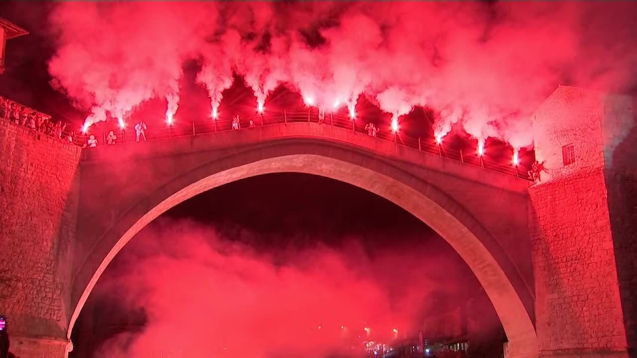 Wyjątkowe zakończenie widowiska w Mostarze. Wszyscy śmiałkowie skoczyli ze Starego Mostu w blasku pochodni