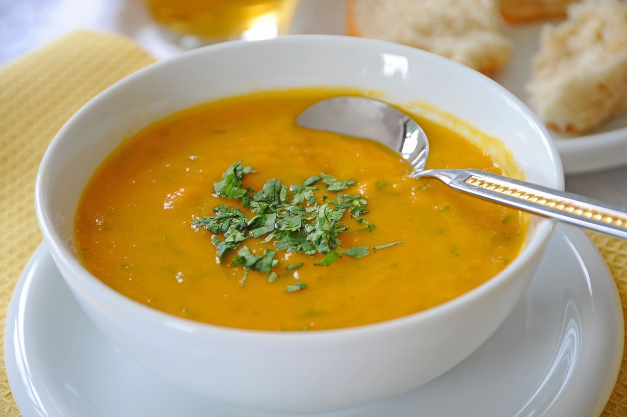 Wärmender Genuss: Linsensuppe für die launischen Maitage