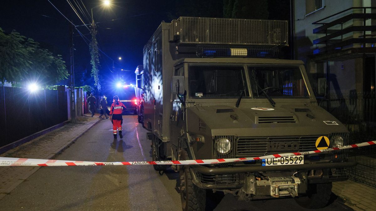 funkcjonariusze s�u�b
Rafa� Guz
ewakuacja, materia�y wybuchowe, policja, saperzy, s�u�by, zamkni�ta ulica, �adarmeria wojskowa, eksplozja, ewakuacja mieszka�cow, mieszkanie, po wybuchu na pologonie, ranni na poligonie, odkrycie materia��w wybuchowych, ujawnienie materia��w, dom�w jednorodzinnych przy ul. Zawiszak�w, incydent na poligonie, odkrycie