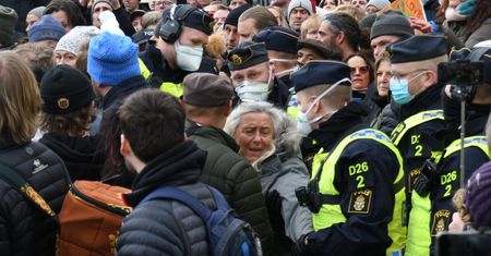 Koronawirus w Szwecji. Policja rozbiła demonstrację koronasceptyków