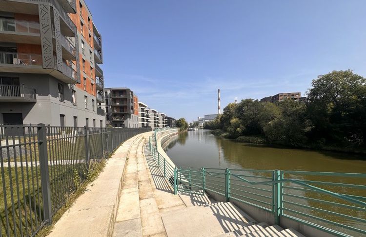 Promenada jest tak wąska, że ledwo da się przejść 