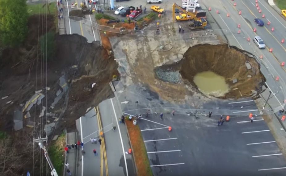 Gigantyczne zapadlisko "pożarło" autostradę