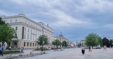 Przysiadł się do nastolatki, która czekała na koleżankę w centrum Lublina. Najpierw zaczepiał ją słownie, potem zaczął dotykać