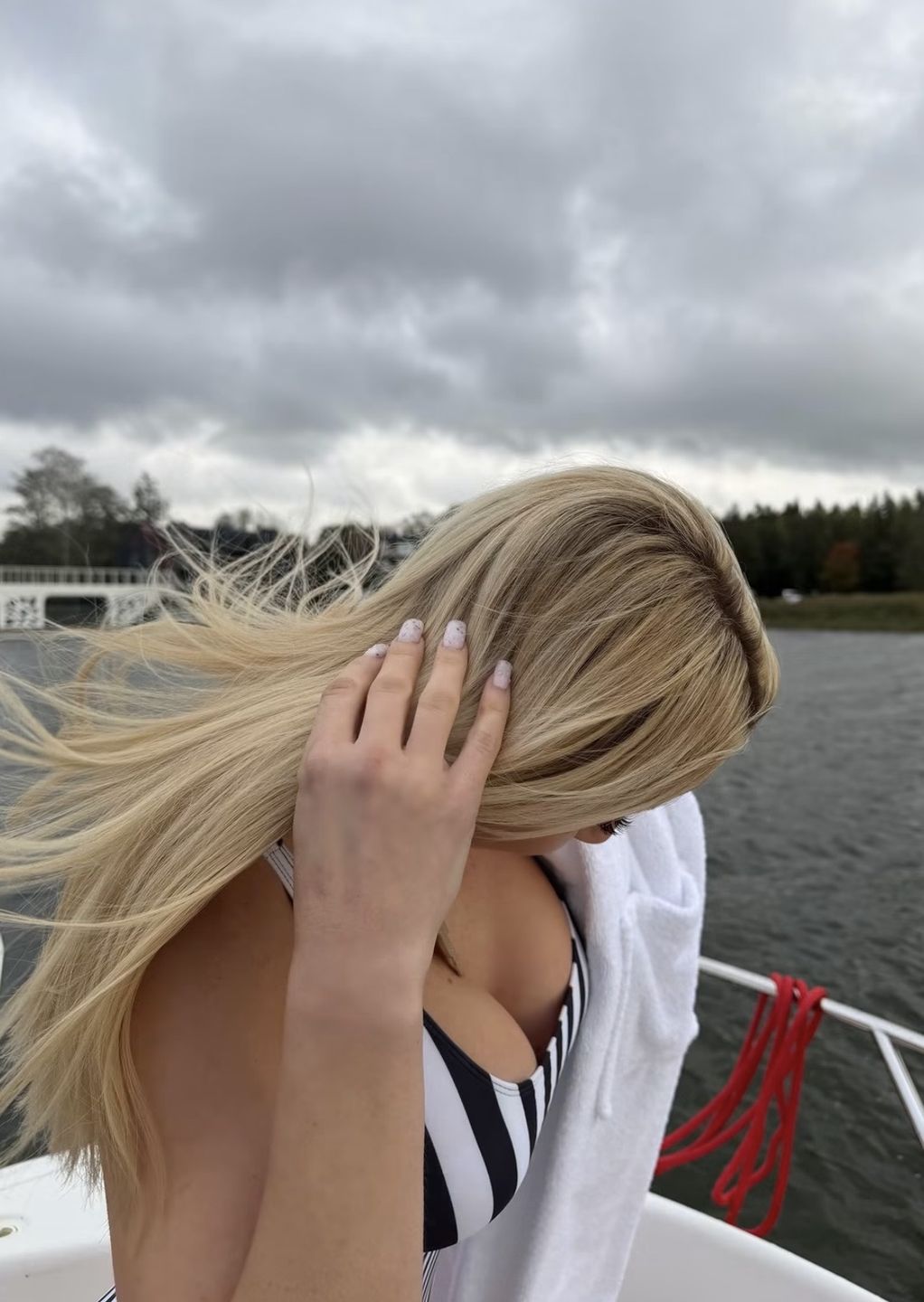 Marianna Schreiber dokazuje na łódce