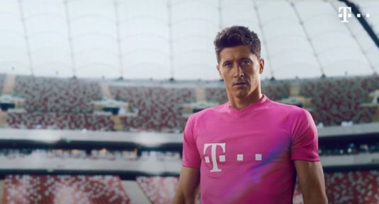 Robert Lewandowski promuje „Happy Fridays" w T-Mobile