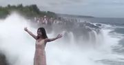 Pozowała do zdjęcia na klifie. Fala zmiotła ją w ułamku sekundy