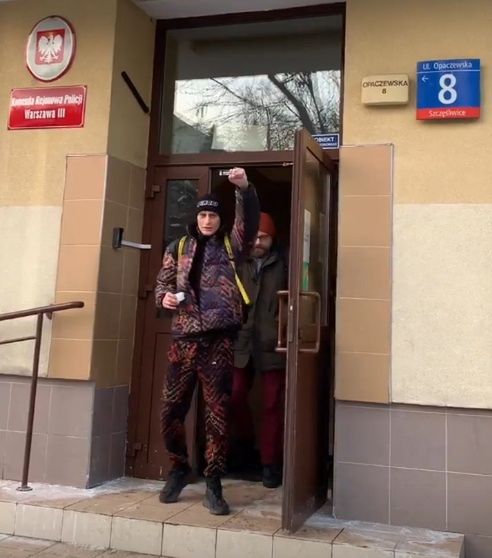 Kali wychodzący z Komendy Rejonowej Policji (fot. Instagram)