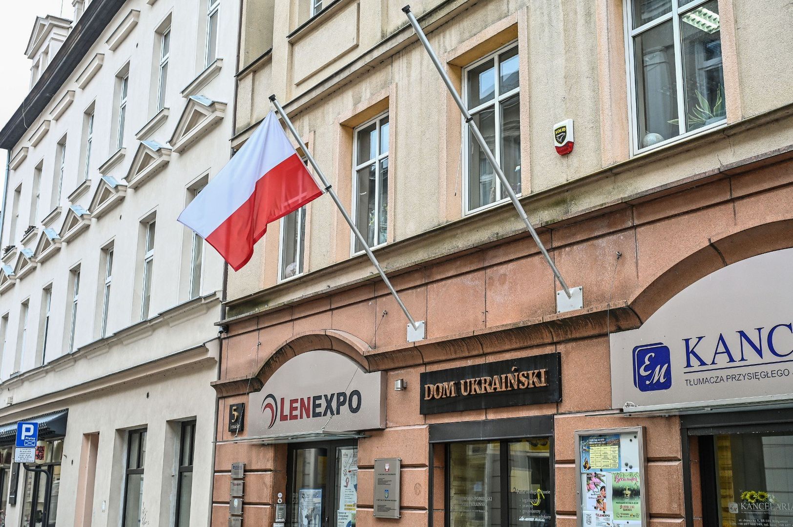 Kodeksu wykroczeń – w przypadku naruszeń dotyczących sposobu eksponowania flagi (art. 49 § 2),Kodeksu karnego – gdy dochodzi do publicznego znieważenia flagi jako symbolu państwowego (art. 137 § 1).