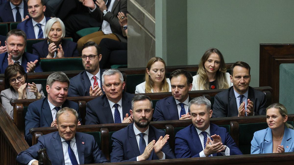 Warszawa, 11.06.2025. W pierwszym rzędzie, premier Donald Tusk (L), wicepremier, minister obrony narodowej Władysław Kosiniak-Kamysz (2L), wicepremier, minister cyfryzacji Krzysztof Gawkowski (2P) i minister edukacji Barbara Nowacka (P); w drugim rzędzie: szef KPRM Jan Grabiec (L), minister spraw wewnętrznych i administracji, koordynator służb specjalnych Tomasz Siemoniak (2L), minister finansów Andrzej Domański (2P) i minister spraw zagranicznych Radosław Sikorski (P) na sali obrad Sejmu w Warszawie, 11 bm. Sejm udzielił wotum zaufania rządowi Donalda Tuska. (ad) PAP/Rafał Guz