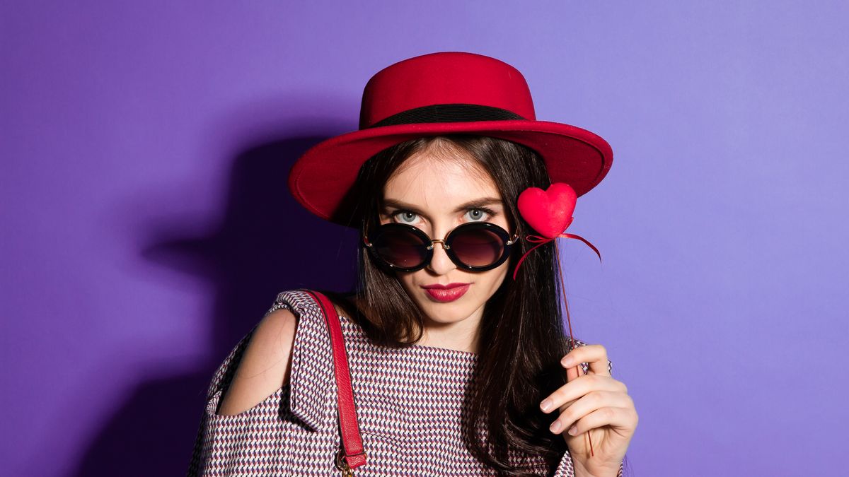 Kobieta w czerwonej fedorze z depositphotos