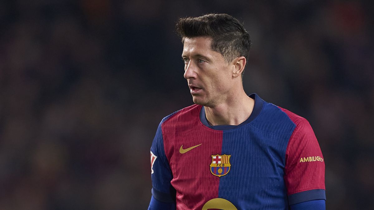 BARCELONA, SPAIN - DECEMBER 15: Robert Lewandowski of FC Barcelona looks on during the LaLiga EA Sports match between FC Barcelona and CD Leganes at Estadi Olimpic Lluis Companys on December 15, 2024 in Barcelona, Spain. (Photo by Pedro Salado/Getty Images)