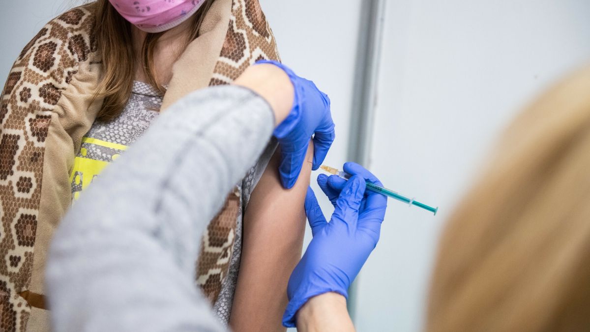 Czwarta dawka szczepionki przeciw COVID-19 w tej chwili rekomendowana jest tylko konkretnej grupie pacjentów. 