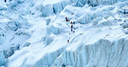 Tłumy na Mount Everest. Zdjęcie robi furorę w sieci