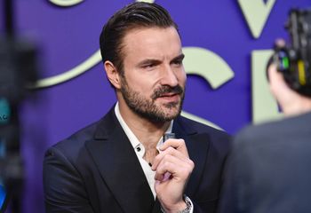 Jego ukochana jest spoza branży. Tak reaguje na pikantne sceny aktora