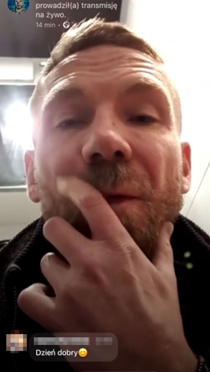Nocna transmisja Przemka Kossakowskiego z łazienki. Smutne? 
