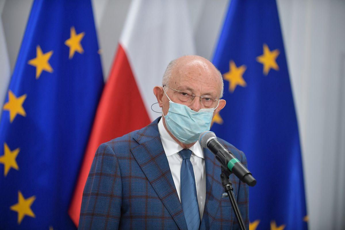Koronawirus. Senator Marek Borowski podczas konferencji prasowej miał nieprawidłowo założoną maskę ochronną