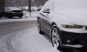 Lepiej skrobać, niż słono zapłacić. Oto co grozi za zamarznięte szyby